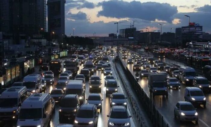 Bu haber de “Kriz Var, Batıyoruz” diye yırtınan şerefsizlere gelsin!. 10 ayda yaklaşık 1 milyon yeni araç trafiğe çıktı!.