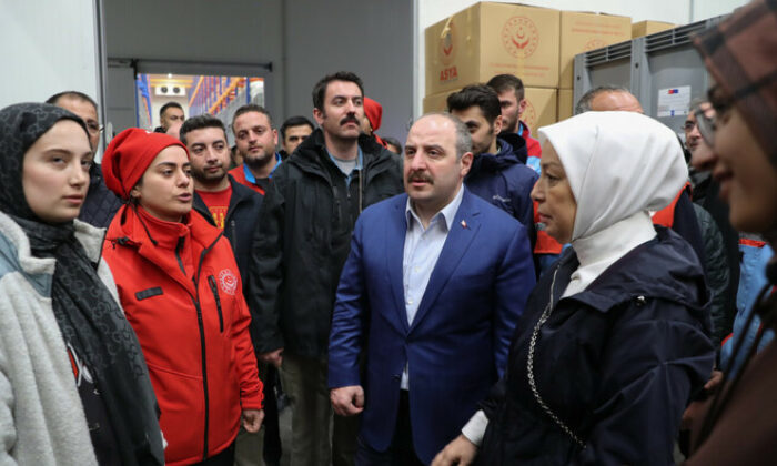 Türkiye’nin en büyük kayısı deposu, afetzedeler için lojistik merkeze dönüştürüldü!.