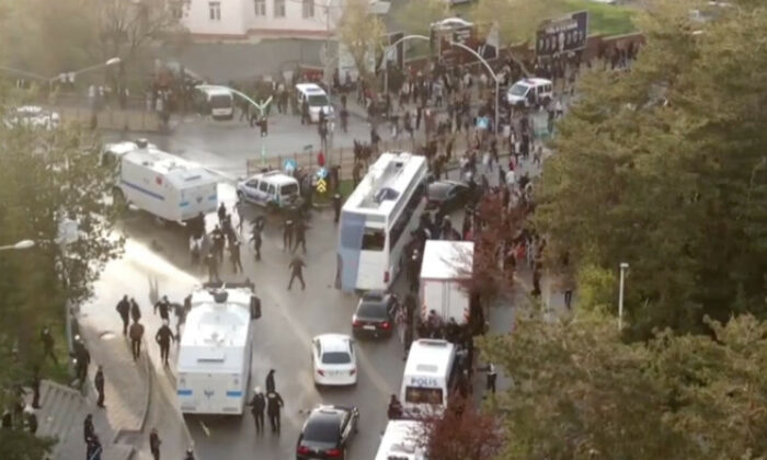 Erzurum affetmedi! HDP’lilerle kol kola giren İmamoğlu’na miting yaptırmadılar! Yaşanan arbedenin ardından Ekrem İmamoğlu konuşmasını yarıda kesti!.