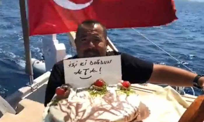 Ata Demirer’den güldüren doğum günü klibi