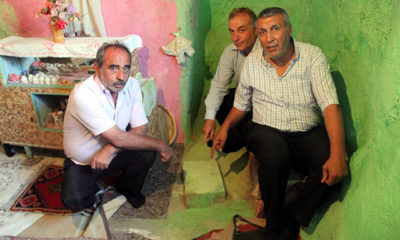 Evin ortasında taşla yaşıyorlar