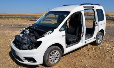Çaldıkları aracın kapı ve kaputunu söküp yol kenarına bıraktılar