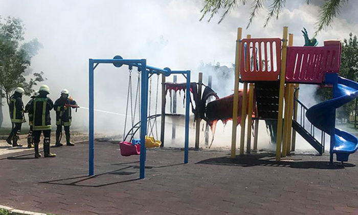 Çocuk parkındaki oyun gruplarını yaktılar