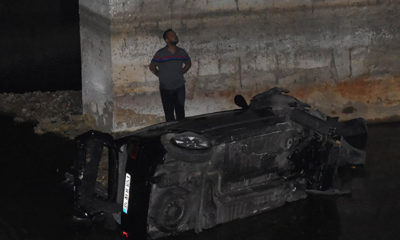 Dereye uçan otomobilinin üzerine çıkıp, yardım gelmesini bekledi