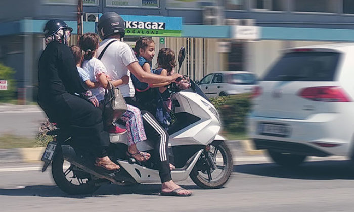 6 kişinin bindiği motosiklette tehlikeli yolculuk