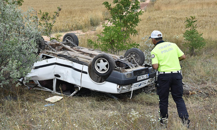 Sivas’ta lastiği patlayan otomobil şarampole devrildi: 6 yaralı