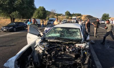 Yolcu minibüsü ile otomobil çarpıştı: 2 ölü, 16 yaralı