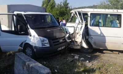 Kütahya’da işçi servisi ile kamyonet çarpıştı: 11 yaralı