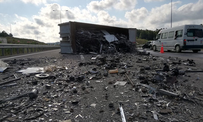 Kuzey Marmara Otoyolu’nda TIR devrildi