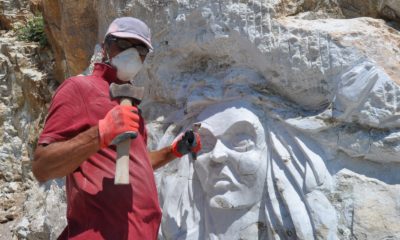 Emekli astsubayın kayalar üzerine yaptığı figürler ilgi görüyor