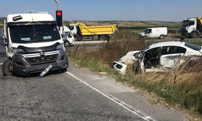 Arnavutköy’de servis aracı ile otomobil çarpıştı: 4 yaralı