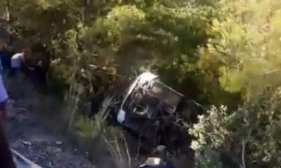 Kemer’de tur otobüsü şarampole yuvarlandı 