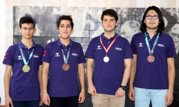 Denizlili öğrencilerden İngiltere’deki Matematik Olimpiyatı’nda büyük başarı