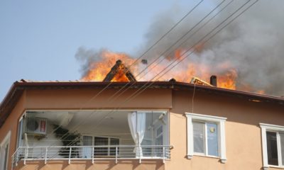 Çatıda yangın çıktı, çökme nedeniyle zor anlar yaşandı