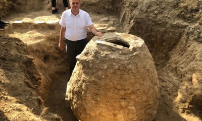 Tarlasını sürerken 200 yıllık tahıl ambarı buldu