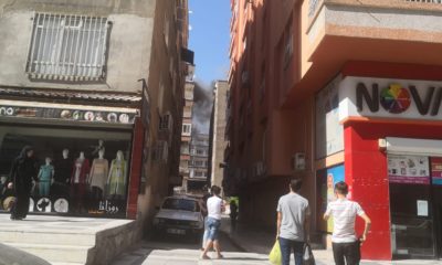 İtfaiyenin hortumla mücadelesi