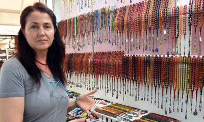 Olumlu etkileri olduğuna inanılan taşlardan tespih yapıyor