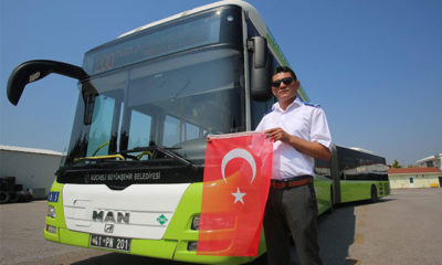 Otobüs şoförü, bayrağı yerde bırakmadı