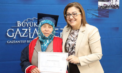 83 yaşında okuma-yazma öğrendi, kep attı