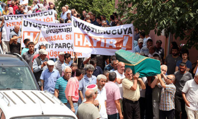 Uyuşturucudan ölen gencin cenazesinde pankart taşıyan kişi uyuşturucuyla yakalandı