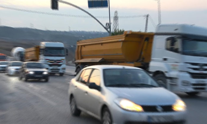 Yürekleri ağza getiren görüntü! Drift, hız, sollama, yola moloz dökme…