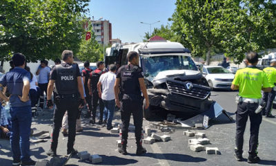 Diyarbakır’da yolcu minibüsü traktöre çarptı: 16 yaralı