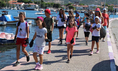 Foça’da öğrenciler sporla çevre temizliği yaptı