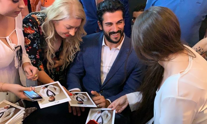 Burak Özçivit’e Romanya’da yoğun ilgi