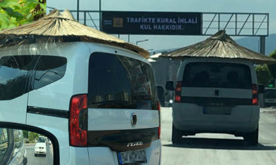 Trafikte şemsiyeli araç şaşırttı