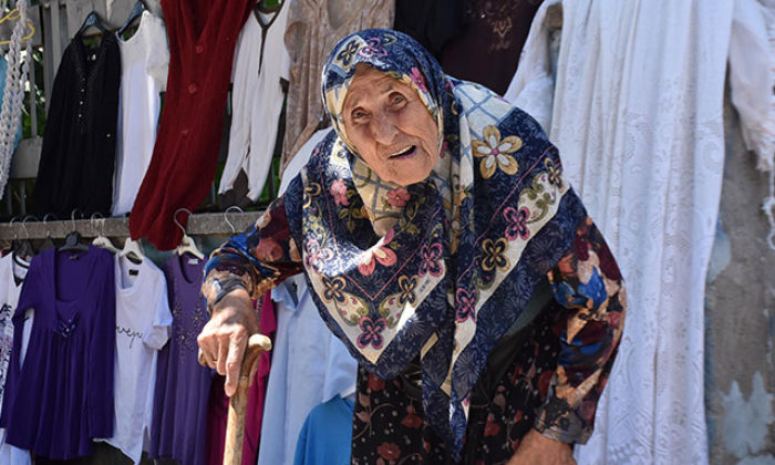 90 yaşında pazarda tezgah açıp, hasta oğluna bakıyor