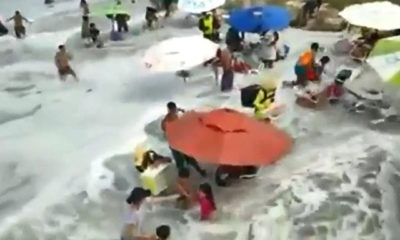 Brezilya’da plajı vuran büyük dalga panik yarattı