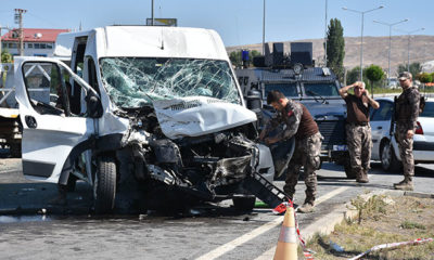 Özel harekatçıların minibüsü kamyonetle çarpıştı: 4’ü polis, 6 yaralı
