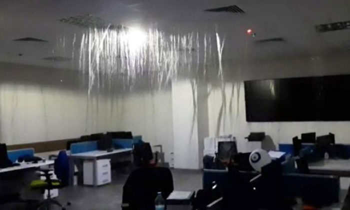 Bebek bezi boruları tıkadı, hastanedeki ofis su altında kaldı