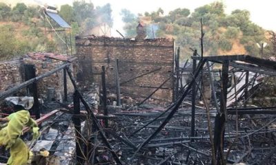 Kafeterya olarak kullanılan tarihi bina küle döndü