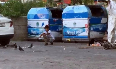 Çöpten bulduğu ekmekle güvercinleri besledi