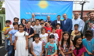 Ümraniye Belediye Başkanı Yıldırım, çocuklarla kulaç attı