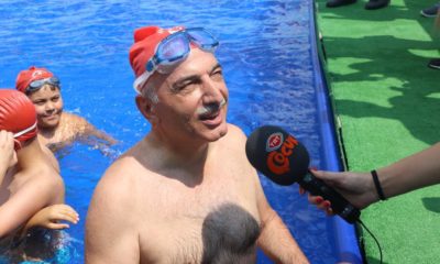 Ümraniye Belediye Başkanı Yıldırım, çocuklarla kulaç attı