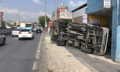 Küçükçekmece’de yan yatan kamyonet kaportacı dükkanına girdi