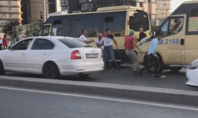 Minibüs şoförlerinin ‘kemerli’ kavgası kamerada