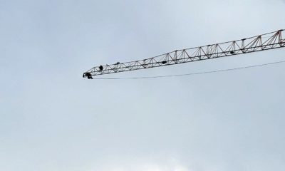 Girişimleri sonuçsuz kalınca, vinç halatında komando gibi asılı kaldı