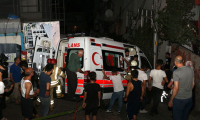 Devrilmesin diye askıda kalan ambulansın üzerine çıktılar