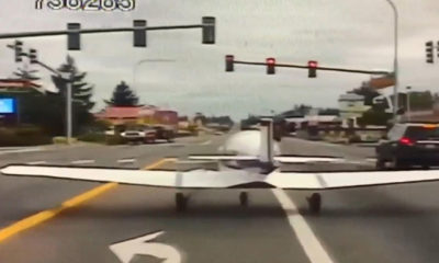 Yakıt sistemi arızalanan küçük uçak otoyola acil iniş yaptı