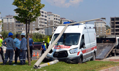 Yaralı taşıyan ambulans kaza yaptı: 2 yaralı