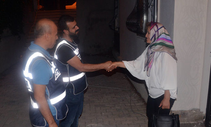 Evine hırsız girdiğini kapıya gelen polisten öğrendi