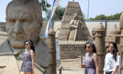Kum heykellere Orta Doğulu turist ilgisi
