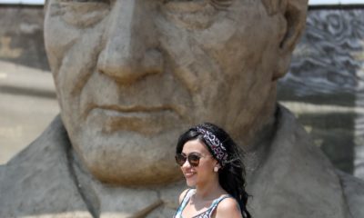 Kum heykellere Orta Doğulu turist ilgisi