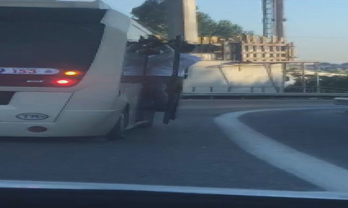 Esenler’de minibüste tehlikeli yolculuk kamerada