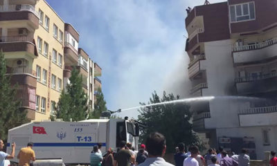 Binada yangın çıkınca terasa sığınanları, polis ve itfaiye kurtardı