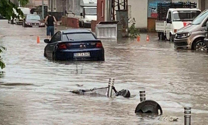 Ordu’da sağanak; yollar göle döndü, iş yerlerini su bastı