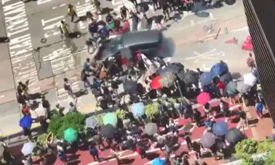 Hong Kong’da protestolarda otomobil eylemcilerin arasına daldı